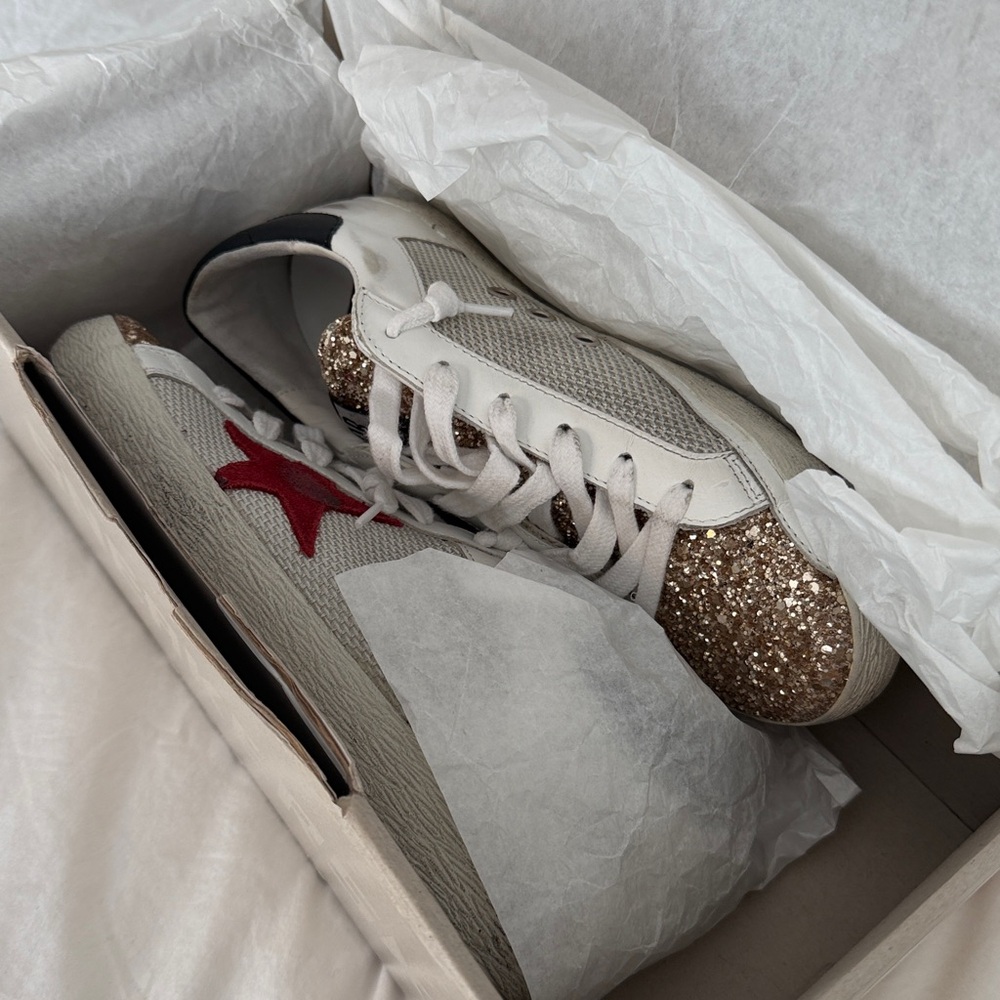 Never worn! Stylish Women's Golden Goose Sneakers with Red Star and Gold Accents - Picture 6 of 7